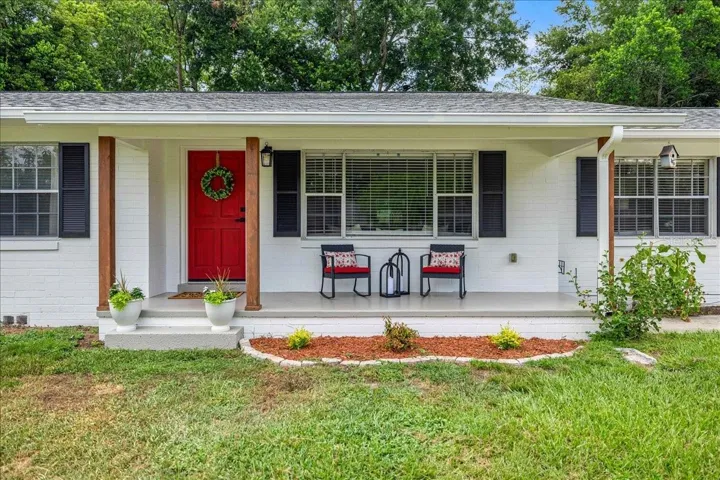 Cutest front porch for curb appeal