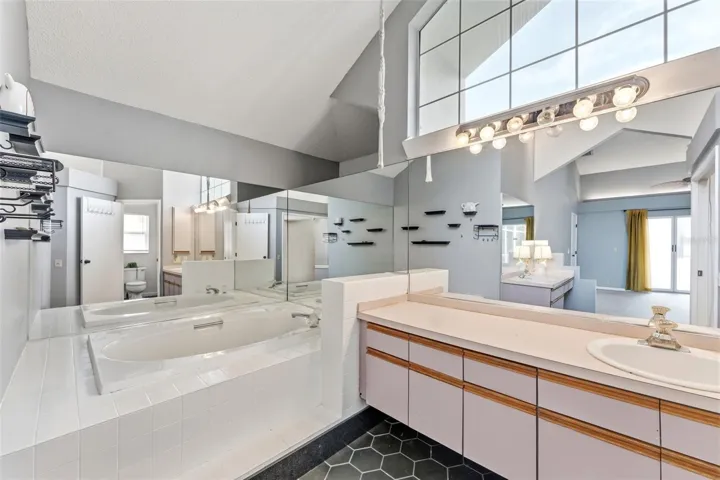 Masther Bathroom with Tub