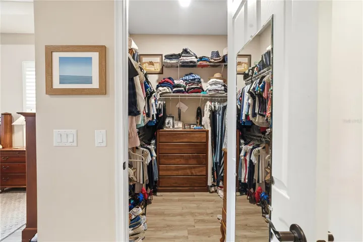 Walk -in Closet