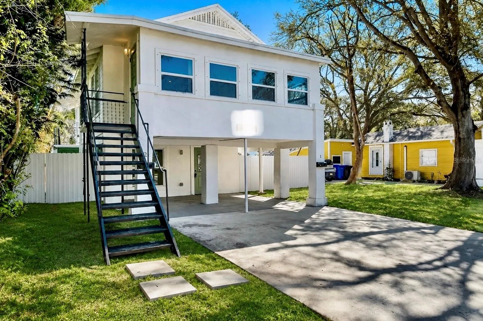 Beautiful upstairs unit with lots of windows and open space