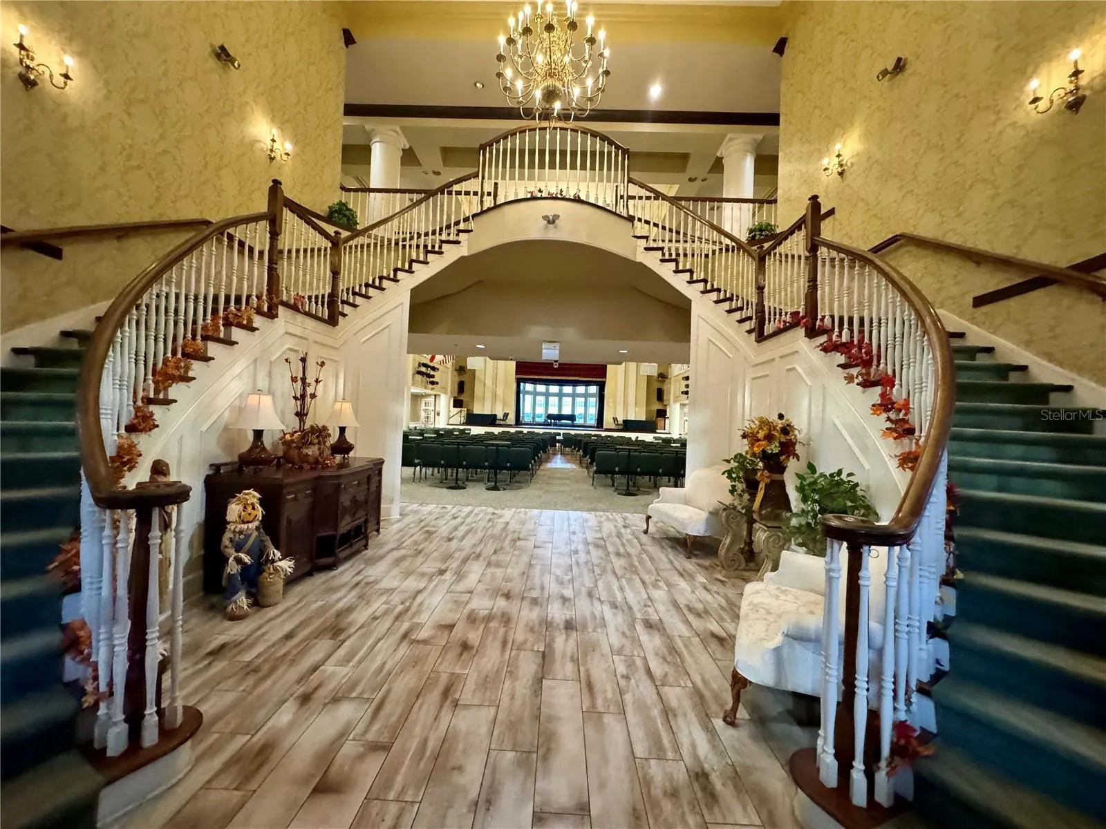 MANOR STAIRCASE