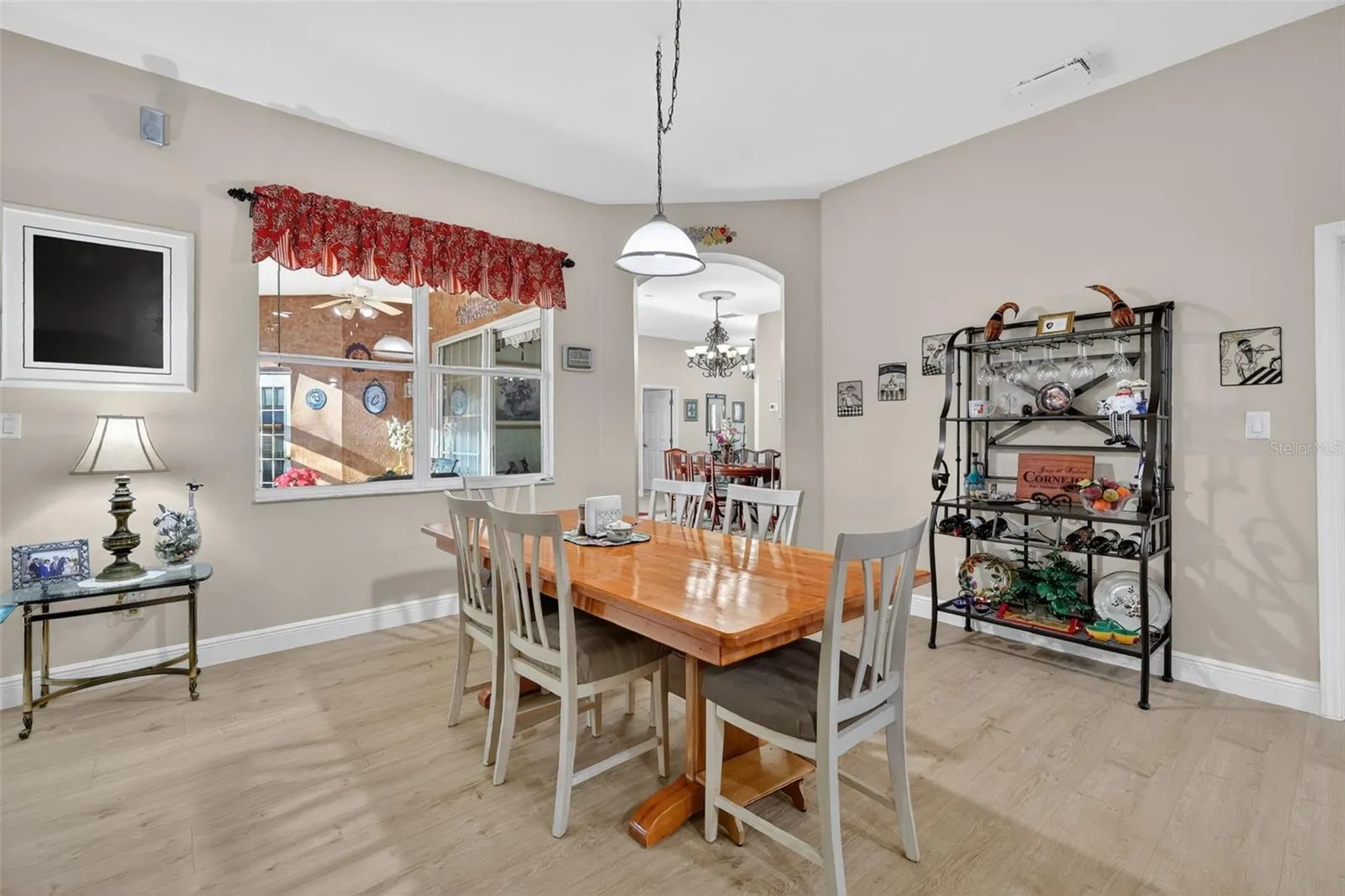 LARGE EAT IN KITCHEN