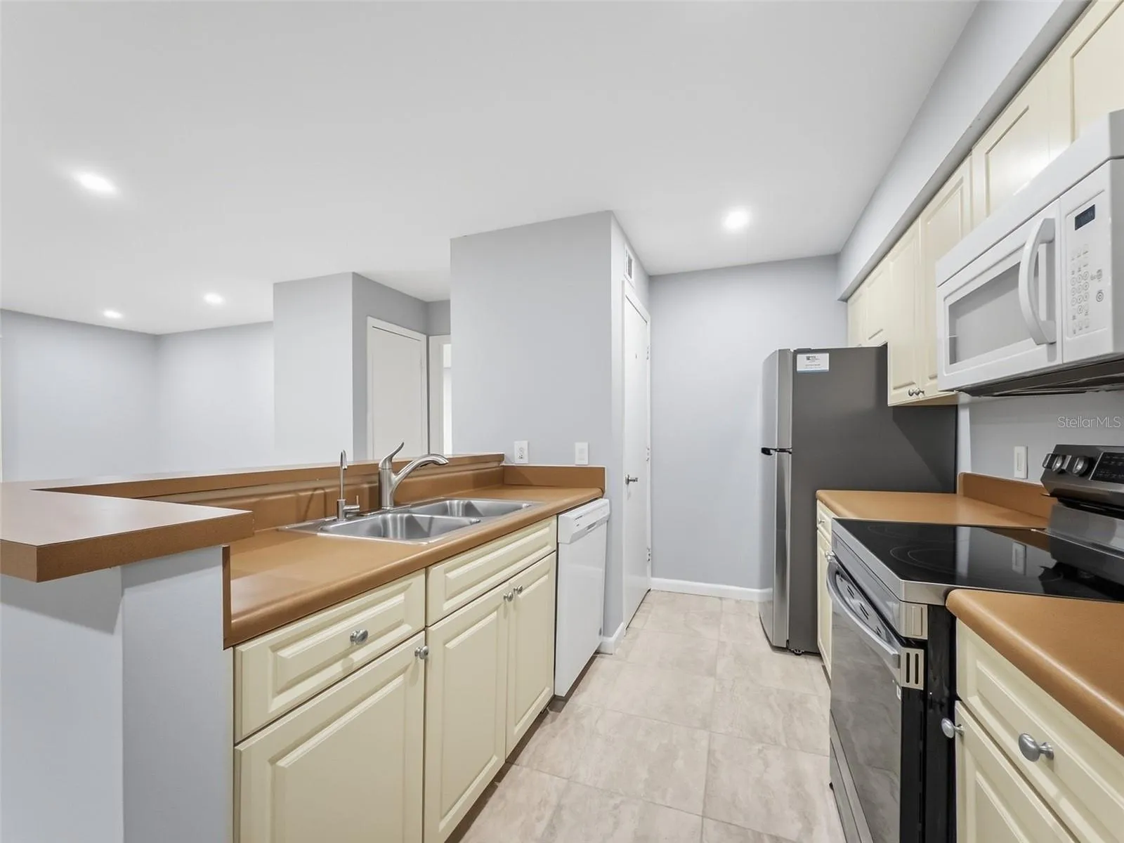 Kitchen - 9481 Highland Oak Drive #1502, Tampa, FL 33647