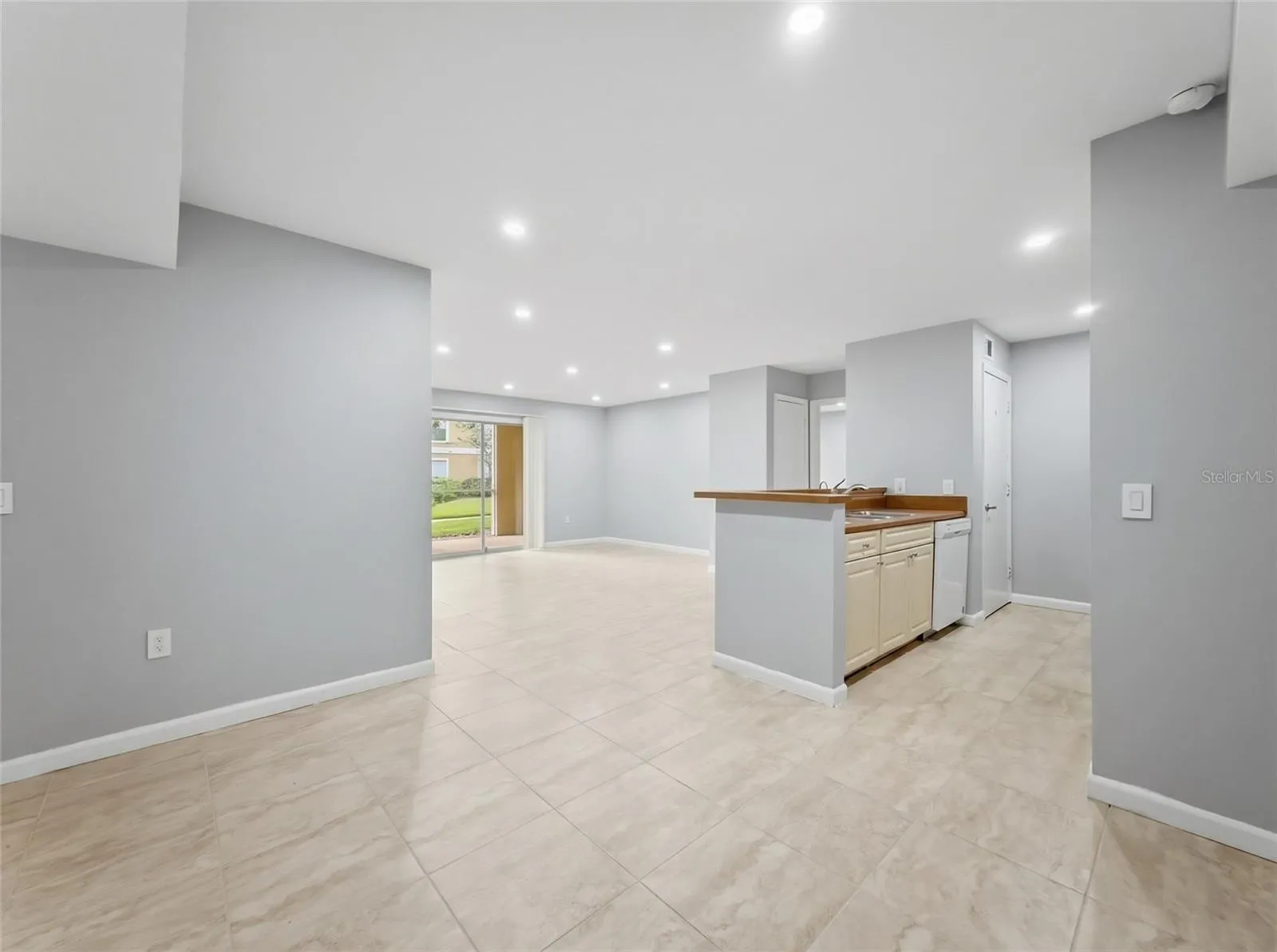 Dining Room to Family Room view - 9481 Highland Oak Drive #1502, Tampa, FL 33647