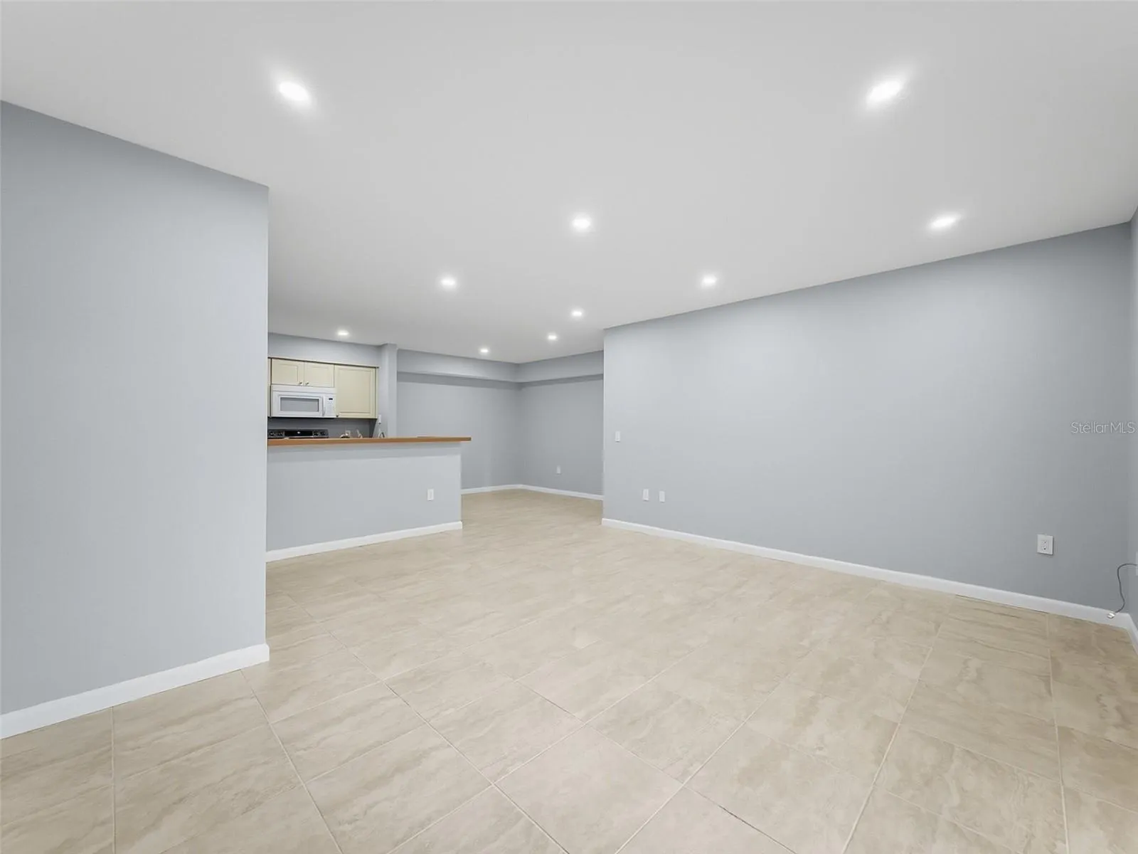 Family Room to Dining Room view - 9481 Highland Oak Drive #1502, Tampa, FL 33647