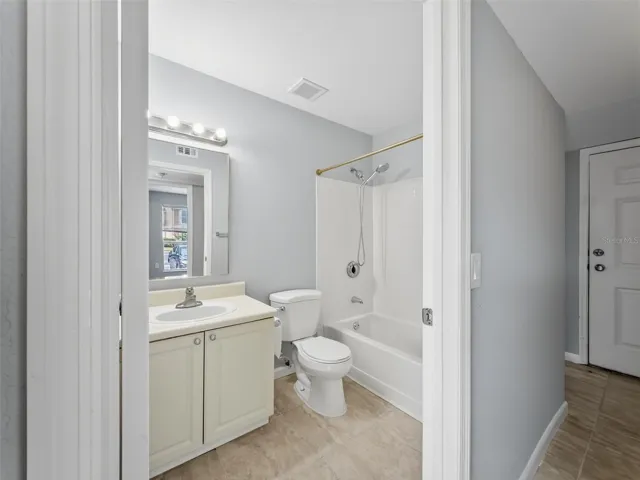 Guest Bath - 9481 Highland Oak Drive #1502, Tampa, FL 33647