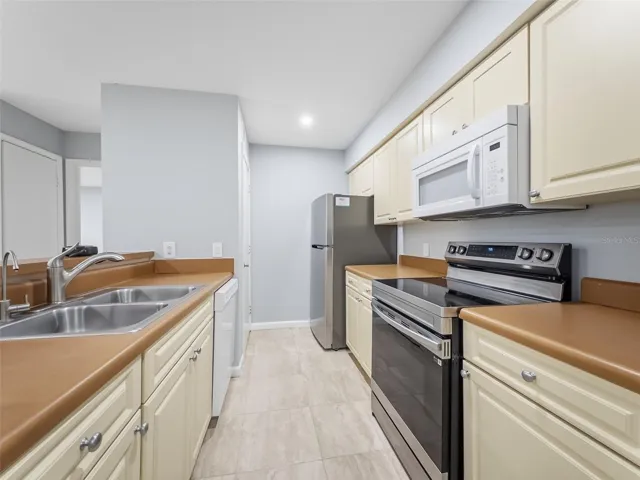 Kitchen - 9481 Highland Oak Drive #1502, Tampa, FL 33647