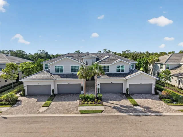Stunning Upper Coach Home in Heritage Landing on Sycamore Ct 3022