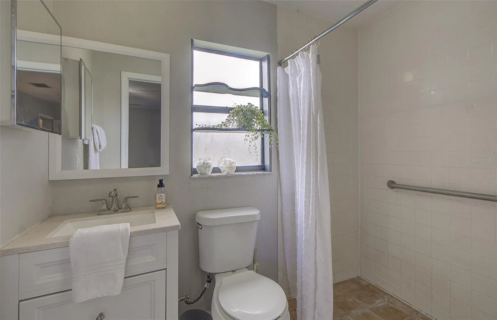 Bathroom 2 (Suite 2)