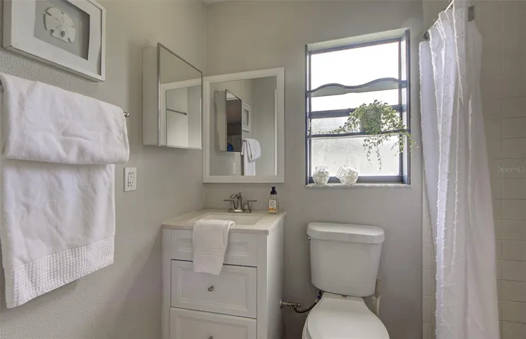 Bathroom 2 (Suite 2)