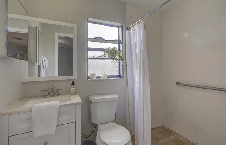 Bathroom 2 (Suite 2)