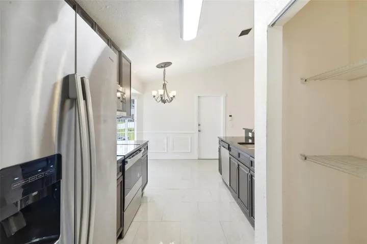 Kitchn looking at Eat-in kitchen