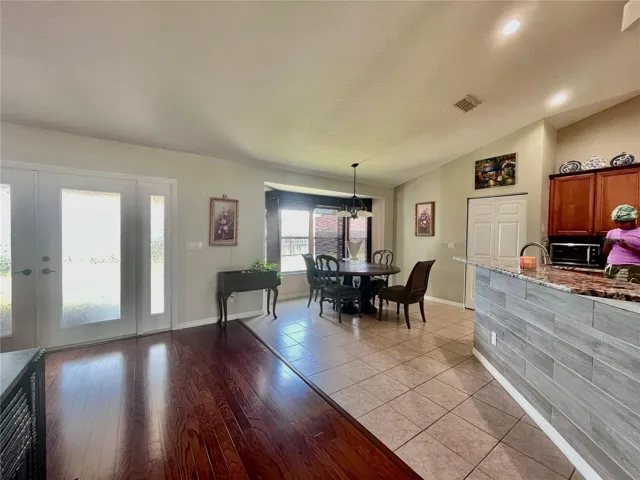 Eat-in Kitchen