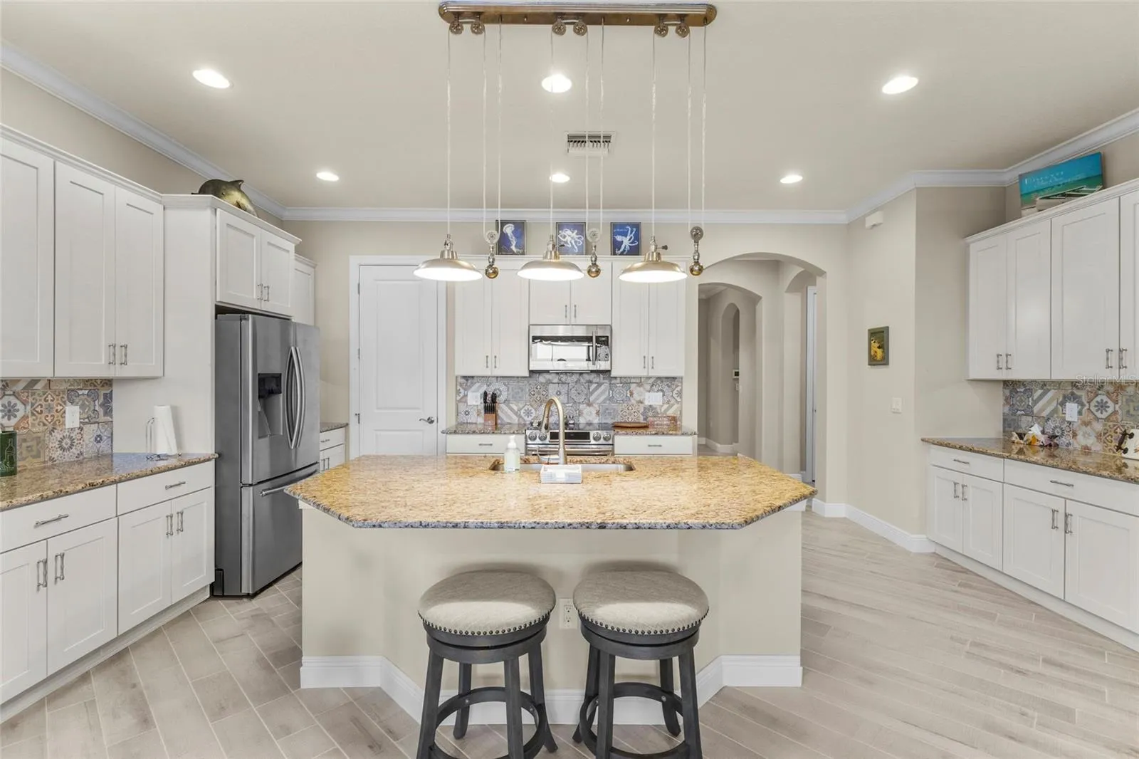 Kitchen Island &amp; Breakfast Bar