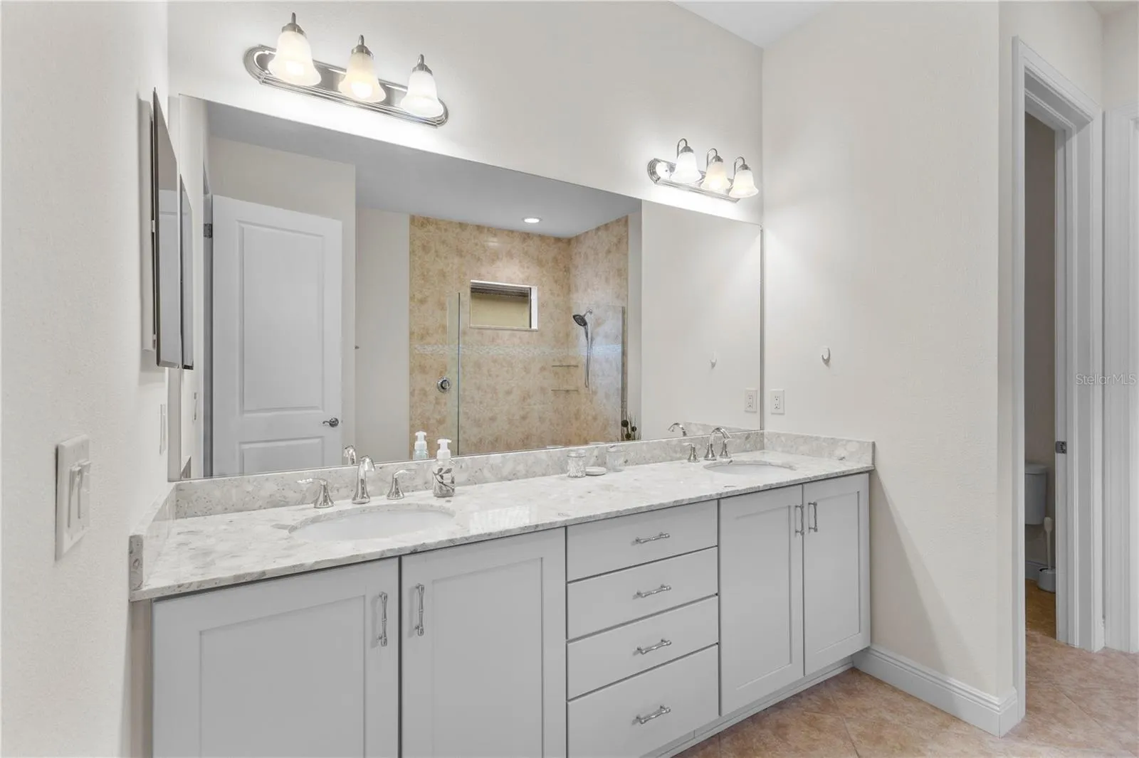 Primary En-Suite Bath