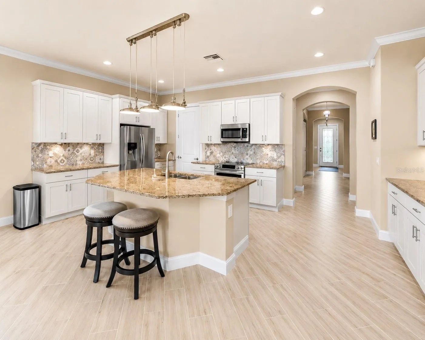 Kitchen Island &amp;        Breakfast Bar