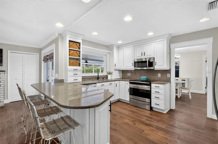 Kitche With Bar Stools