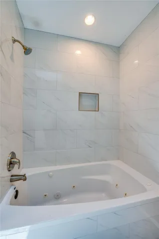 Guest tub/shower combo