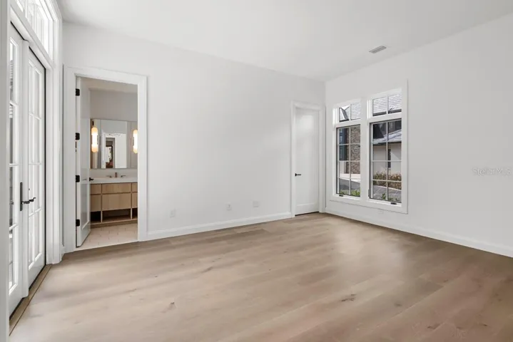 First-floor guest suite with en-suite bath and access to outdoor courtyard