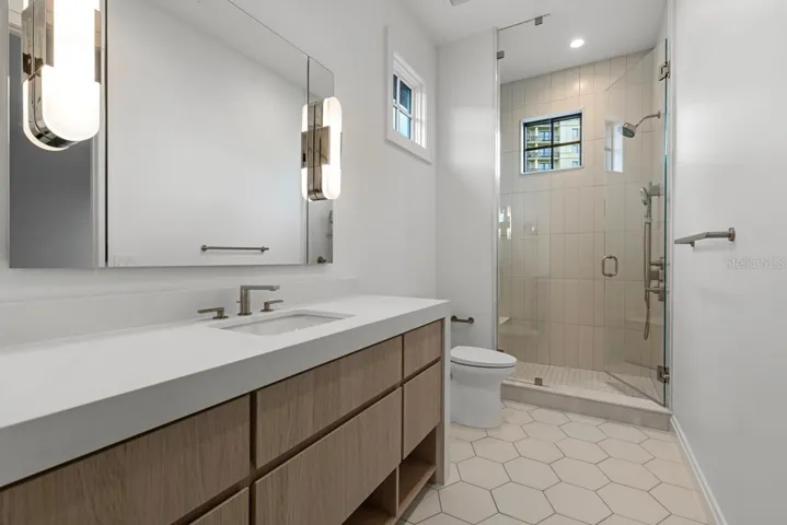 Second-floor en-suite bath 4
