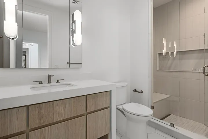 First-floor guest suite with en-suite bath
