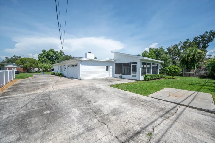 The 2 car garage is spacious, also there is plenty of extra parking for your boat, RV/camper or extra cars.