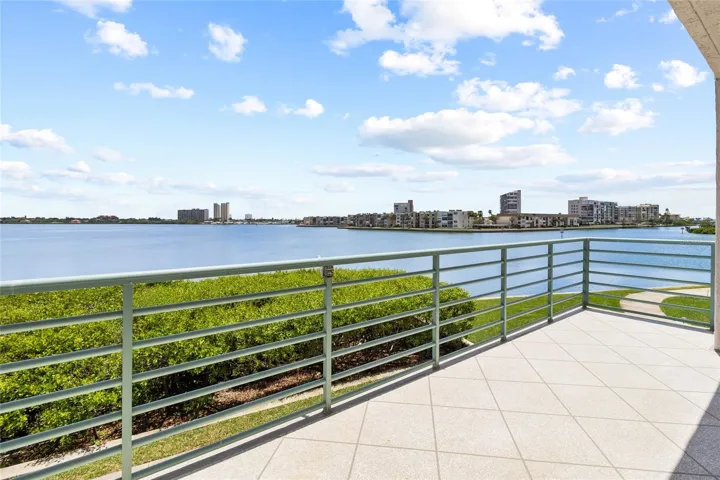 EXTENSIVE EXTRA LARGE BALCONY