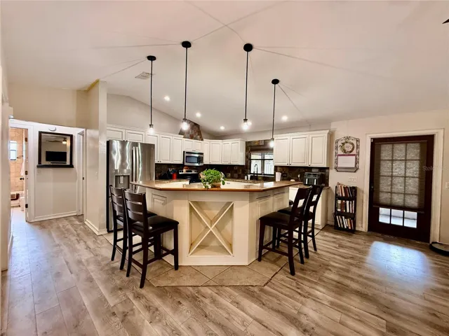 Kitchen with Breakfast island