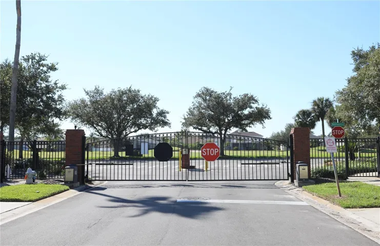 Club Villas Gate