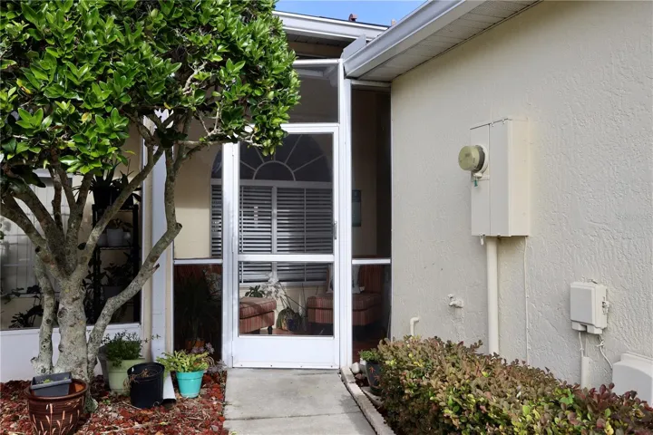 Front entrace to porch