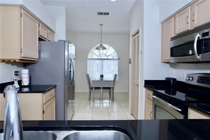 Kitchen with breatkfast bar