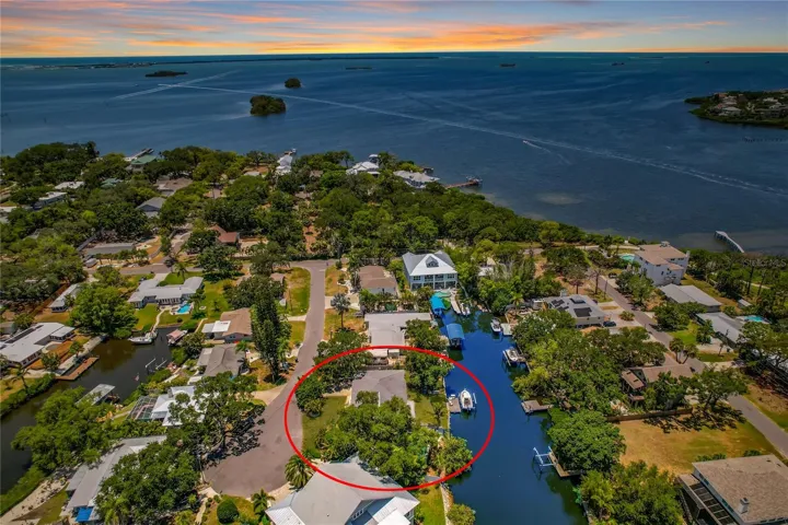 Salt Water Canal with Direct Access to the Open Gulf!