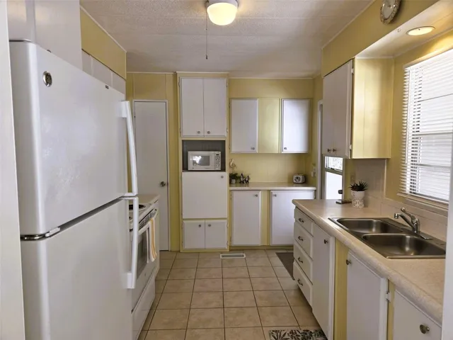 roomy Kitchen with tons of cabinets