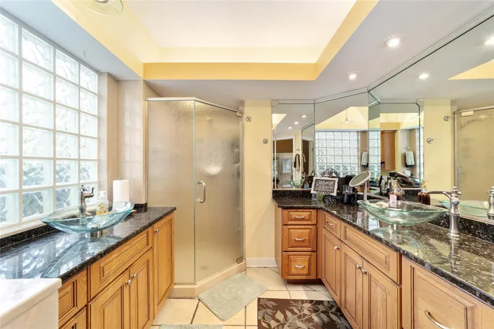 Soft Close drawers, granite counters