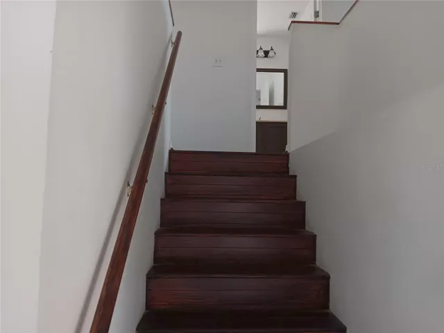 STAIRCASE TO 2ND FLOOR