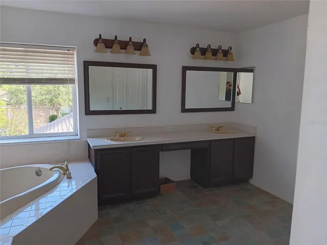 MASTER BATH WITH DUAL SINKS