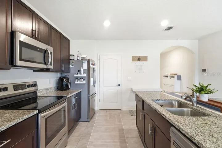 Kitchen with large Island