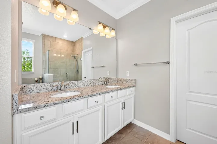 Primary en-suite bath.