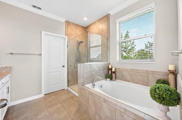 Primary en-suite bath.