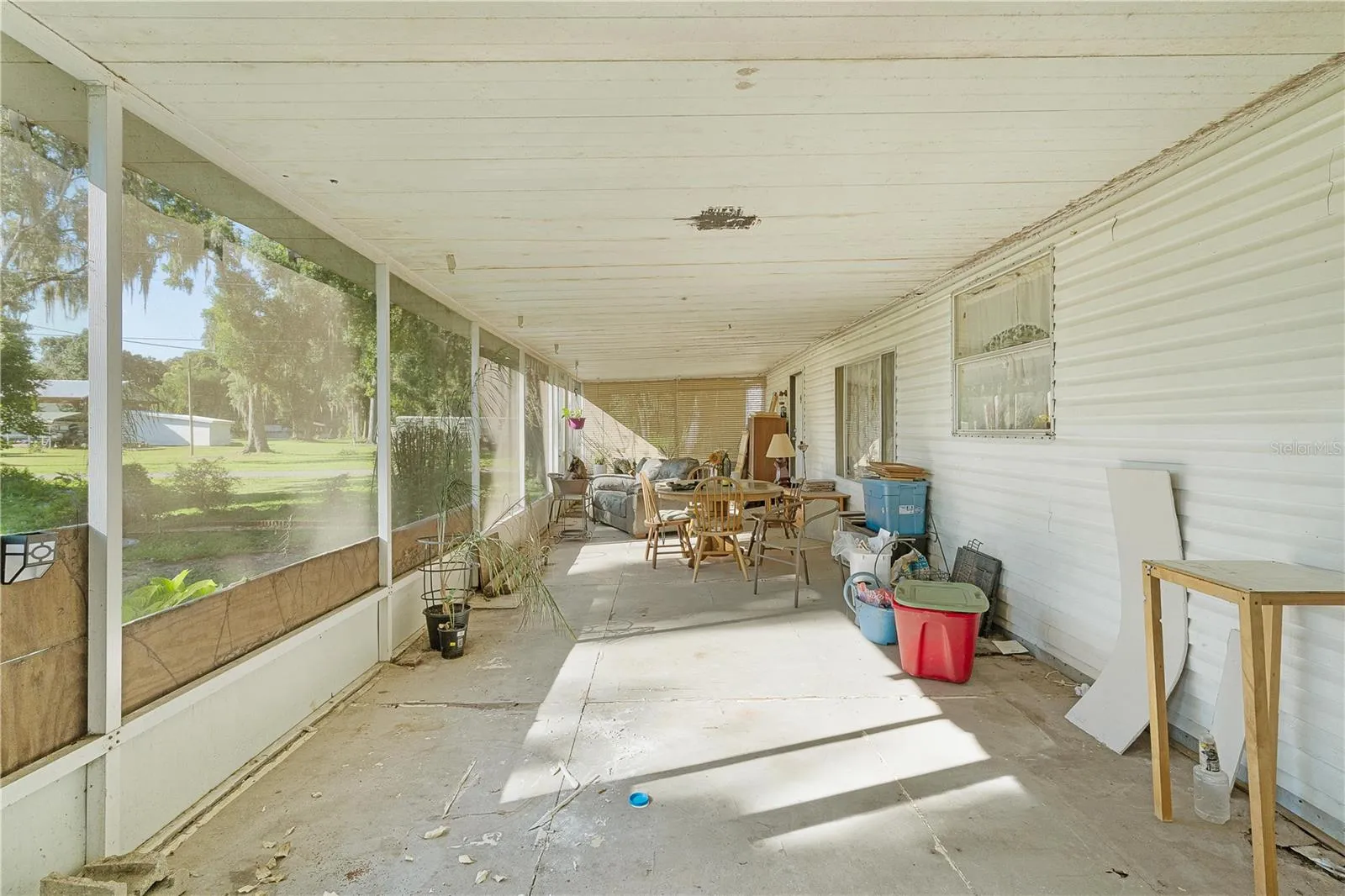 Huge screened front porch to relax and view the lake