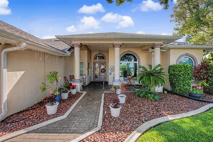 Large area in front of the front porch to do a little gardening.