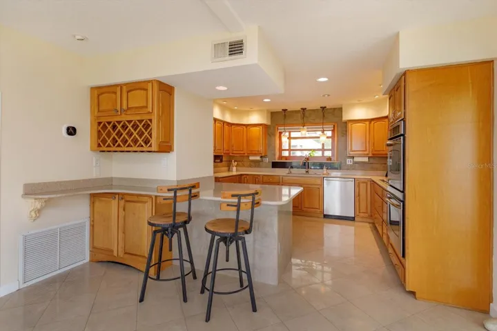 Kitchen with breakfast bar