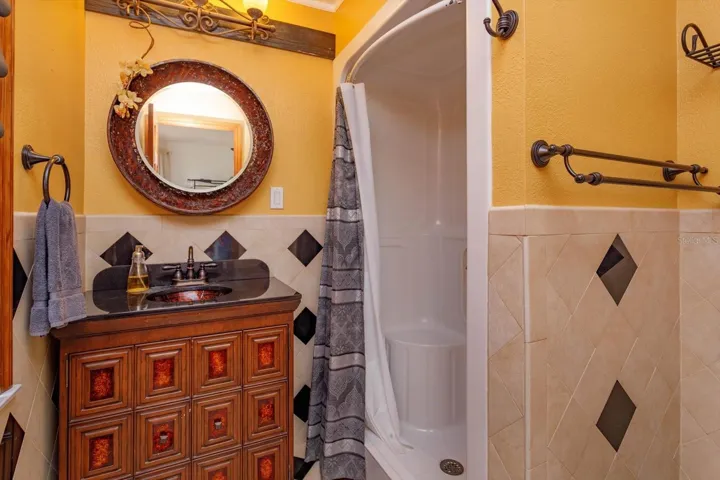 Upstairs ensuite bathroom