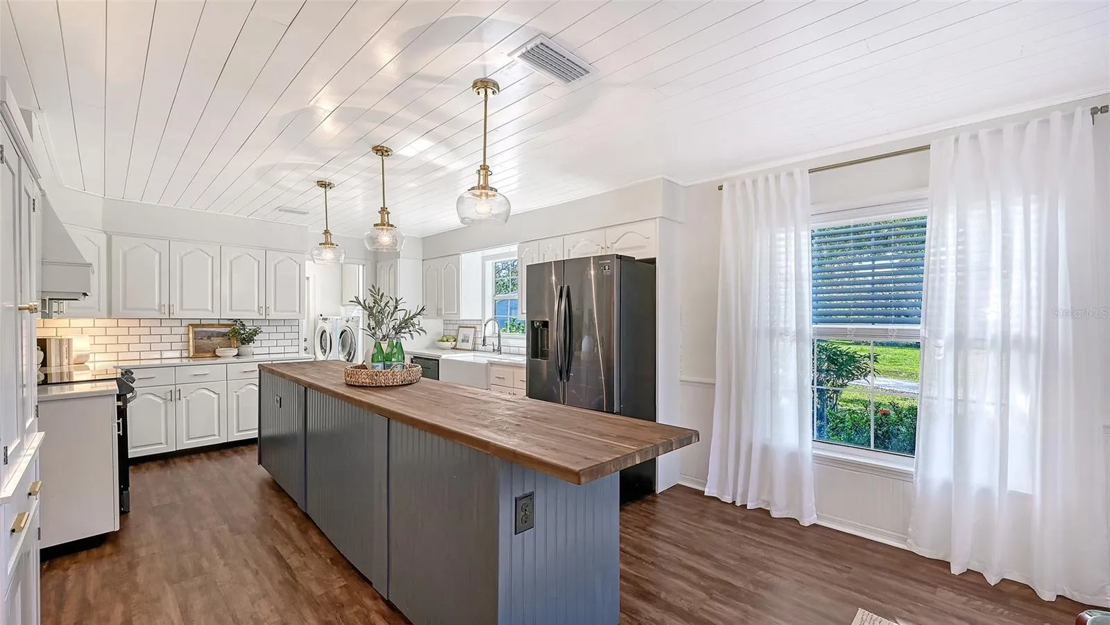 Kitchen with Impressive Island