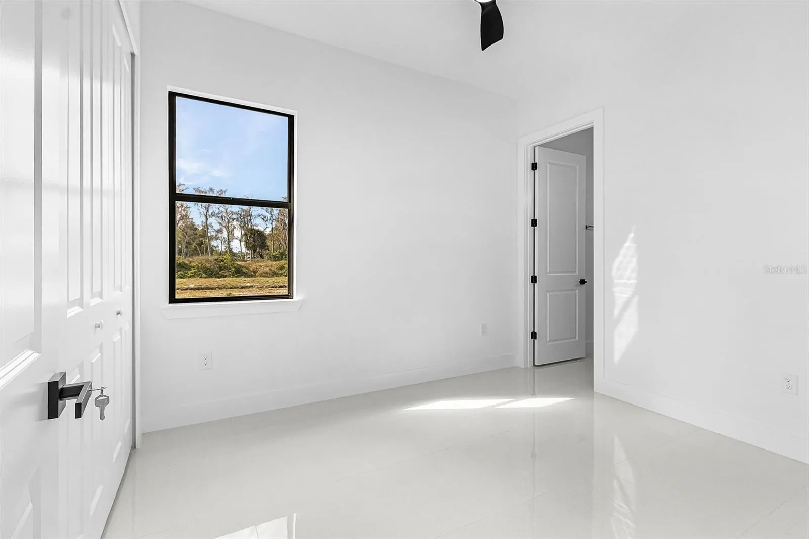 ** Primary Bedroom w/Ensuite Bathroom
