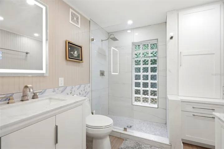 Downstairs guest room En-suite