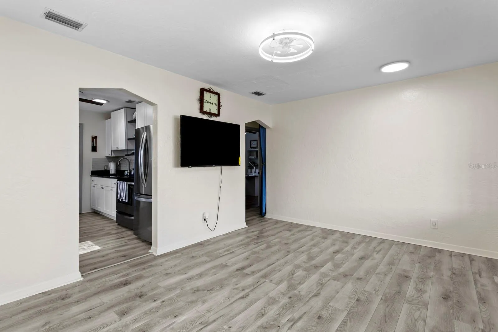 Entrance to the kitchen and eat-in area