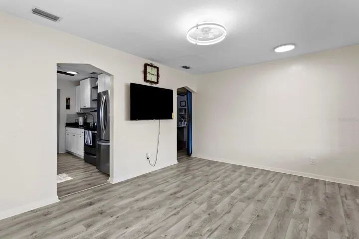 Entrance to the kitchen and eat-in area