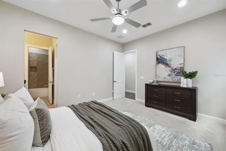 Main level en suite