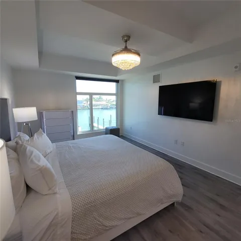 Primary w/ ensuite bath